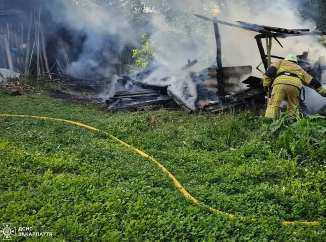 На Рахівщині вогнеборці двічі поспіль гасили пожежу на території приватного обійстя