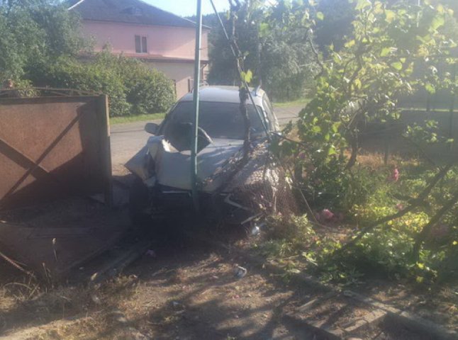 На Мукачівщині автомобіль влетів у паркан приватного будинку