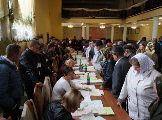 Всі один одного і так знають, – у Тереблі люди масово голосують без паспортів