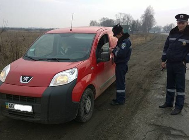 Тячівські даішники зупиняли водіїв, які не давали дорогу машинам швидкої допомоги (ФОТО)