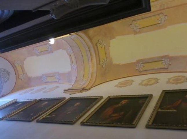 В єпископську резиденцію в Ужгороді повернули копії старовинних портретів