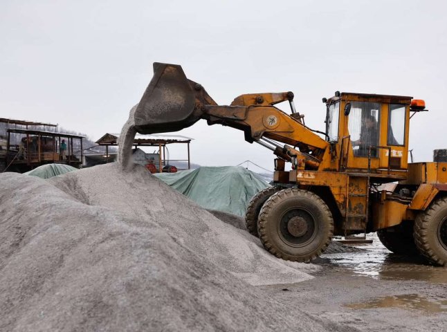 На Закарпатті видобули перші декілька сотень тонн технічної солі