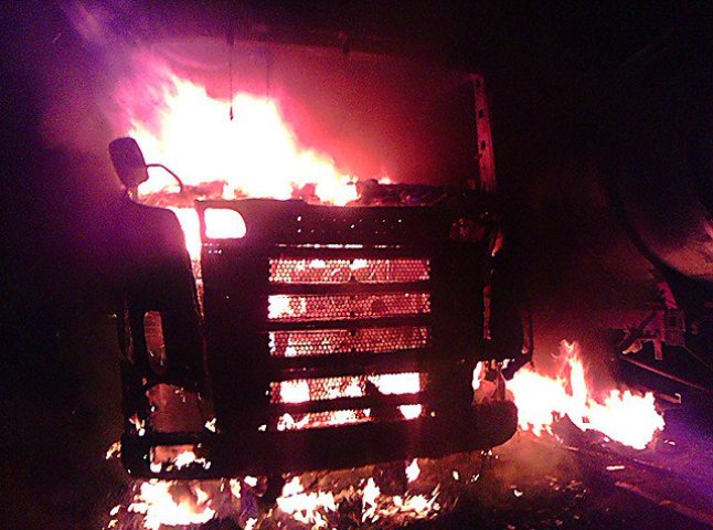 Біля виноградівського ринку дотла згоріла вантажівка