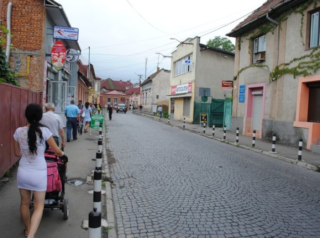 Кому потрібен двосторонній рух біля Мукачівського ринку?