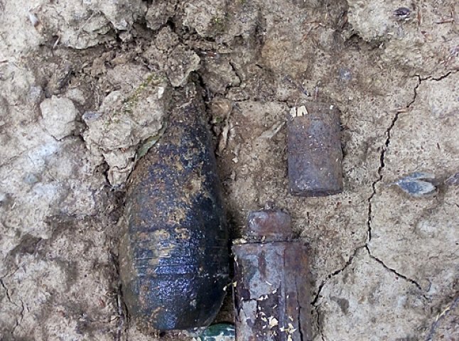 На Ужгородщині чоловік у канаві виявив три боєприпаси