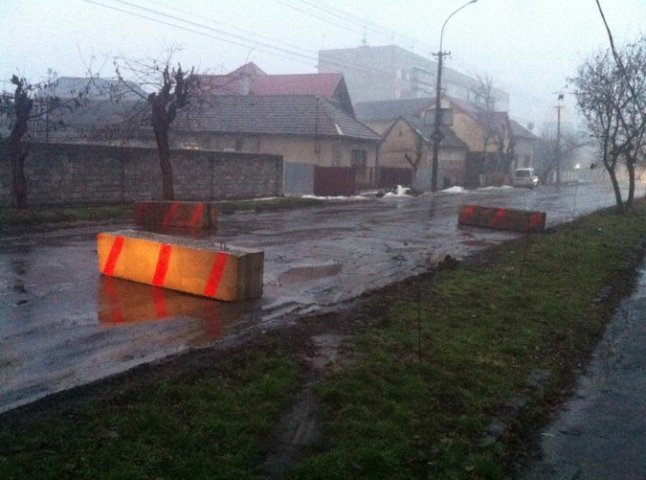 Окрім того, що на перехресті вулиць Сороча-Підгорянська встановили бетонні блоки, там ще чергуватиме і наряд ДАІ (ОНОВЛЕНО)