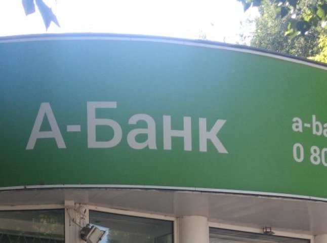 Двоє чоловіків у масках увірвались у відділення банку в Мукачеві: перші подробиці