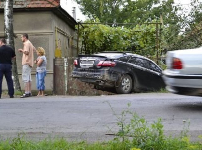 У Берегові водій на "Тойоті" врізався у каміння, від удару на іномарці відірвало колесо (ФОТО)