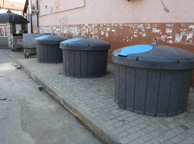 У Мукачеві встановили підземні контейнери для сміття