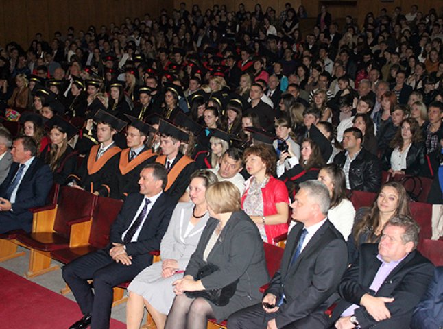 Майже 500 випускників УжНУ отримали дипломи з відзнакою