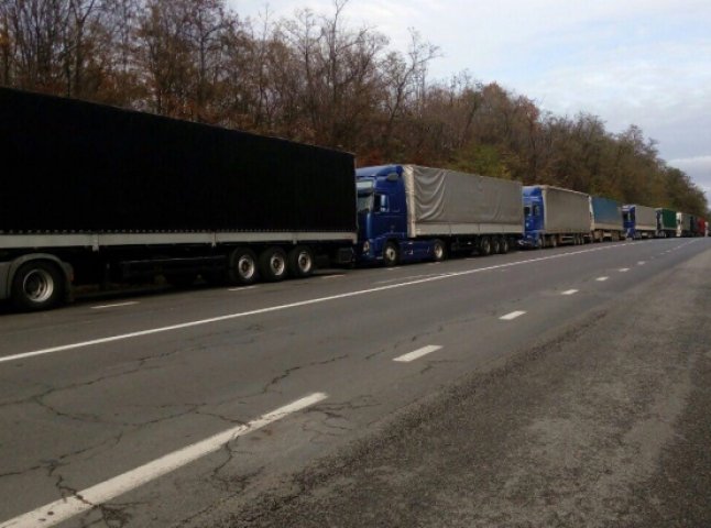 Без зручностей, обмаль їжі: водії вантажівок вже кілька днів стоять на кордоні