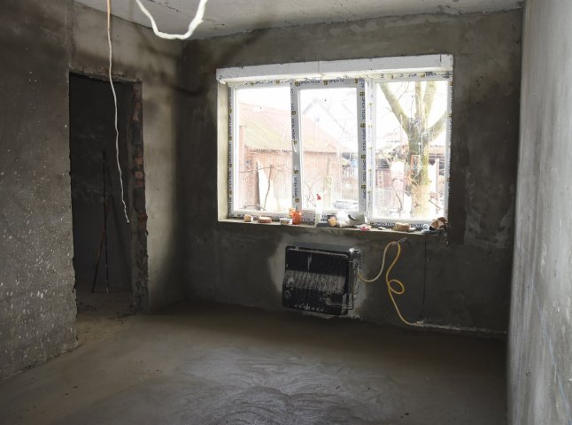Іршавчани спільними зусиллями ремонтують квартиру, яка вигоріла вщент