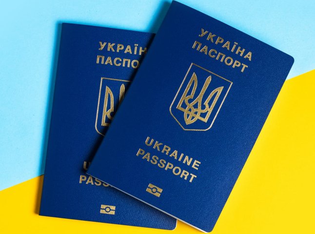 Українцям озвучили пояснення про закордонні паспорти