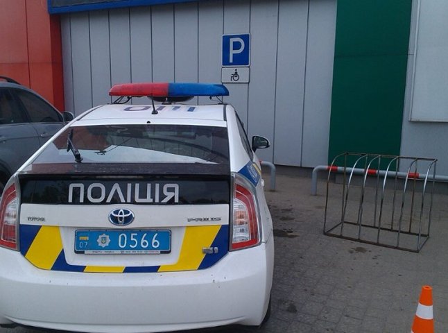 Патрульного поліцейського Ужгорода оштрафували за паркування авто на місці для інвалідів