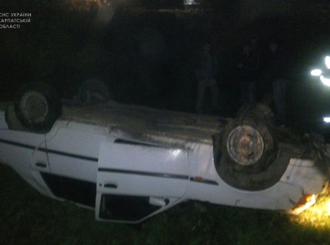 На Закарпатті сталась ДТП: рятувальники витягали водія з понівеченого автомобіля