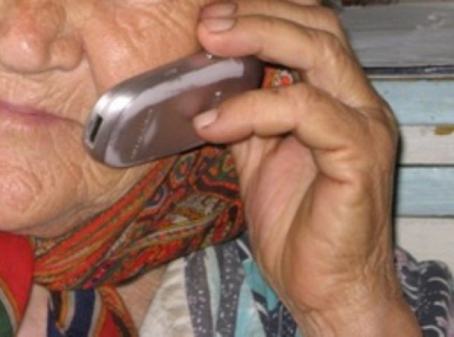 В Ужгороді пенсіонерка вкрала чужий телефон, щоб провчити відвідувачку магазину