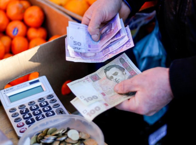 Рада в першому читанні проголосувала за прив’язку прожиткового мінімуму українців до середньої зарплати