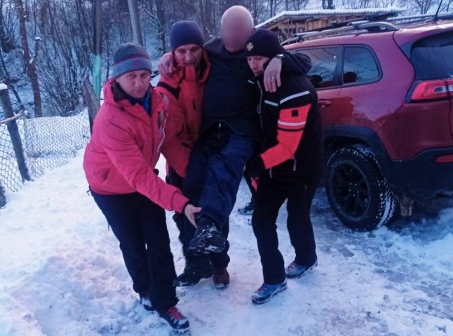 Закарпатські рятувальники розповіли, що сталося із 77-річним туристом в горах
