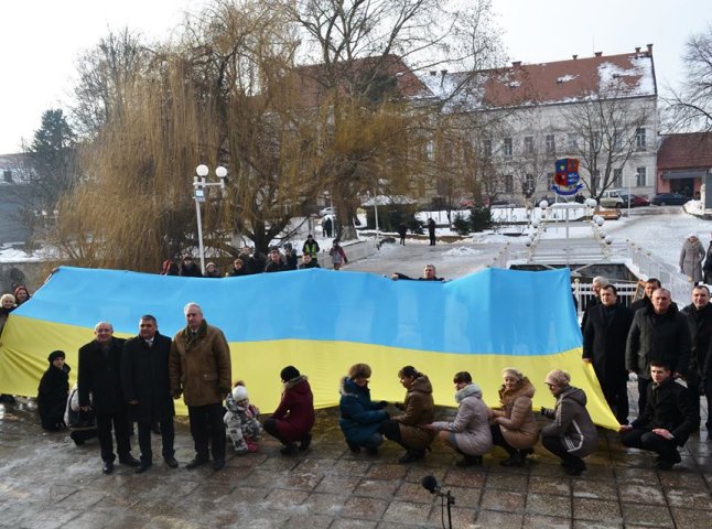 З нагоди Дня Соборності України у Берегові відбувся патріотичний флеш-моб