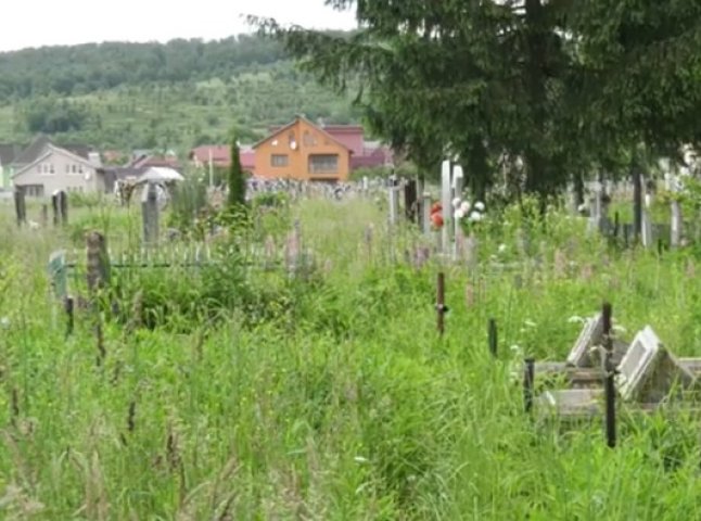 Вандалізм на кладовищі: поліція розшукала чоловіка, який, ймовірно, понищив пам’ятники