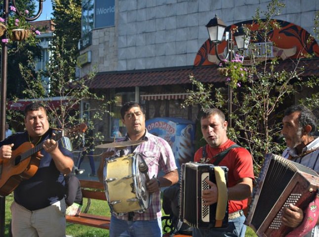 Кремезні чоловіки із гурту з дотепною назвою "Пасульки" влаштували у Хусті імпровізований концерт