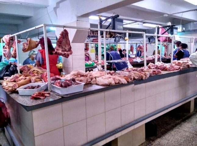 Через африканську чуму свиней на ужгородських ринках заборонять продавати домашню ковбасу і м’ясо