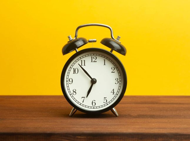 Коли переводять годинники 2025 Переведення годинників 2025 – уточнення про зимовий час