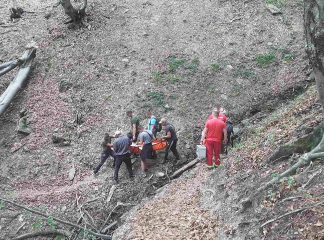 Закарпатські медики подолали більше 2 кілометрів, щоб допомогти туристці