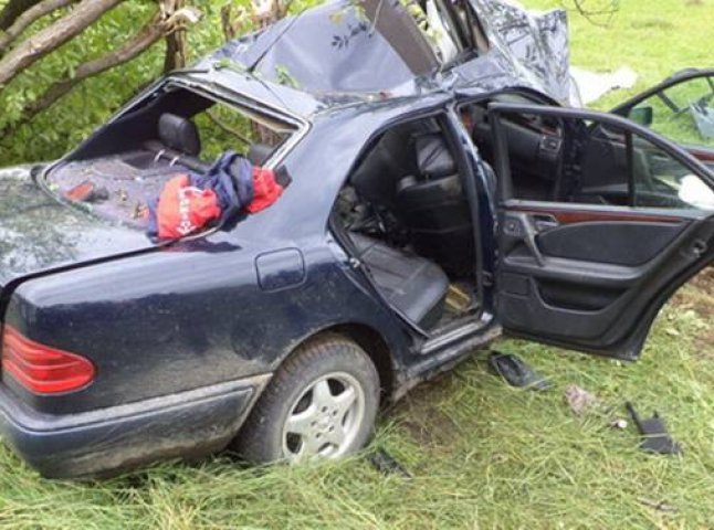Смертельна ДТП на Хустщині: двоє осіб загинули внаслідок зіткнення автівки з деревом