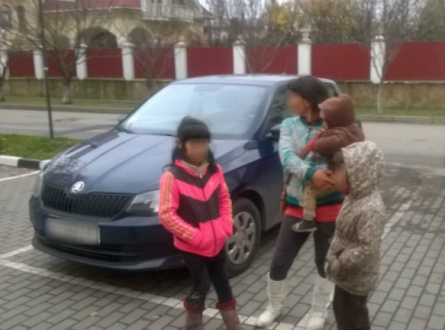25-річна мати із дитиною на руках жебракувала на вулицях Ужгорода