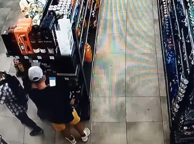 Як двоє чоловіків вчиняли у супермаркеті крадіжку: оприлюднено відео