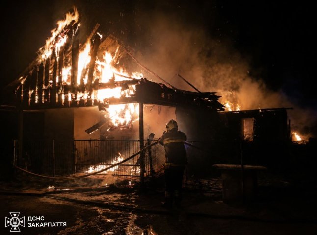 Поки господарі спали: на Хустщині щільна забудова ледь не призвела до біди