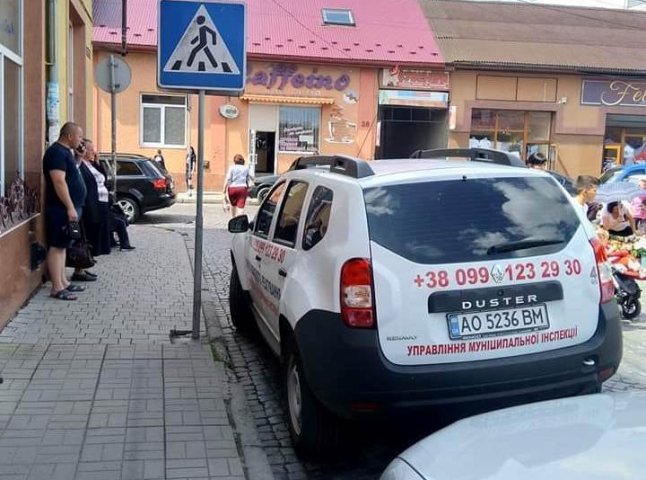 У Мукачеві "муніципали" оштрафували свого ж колегу за порушення правил паркування