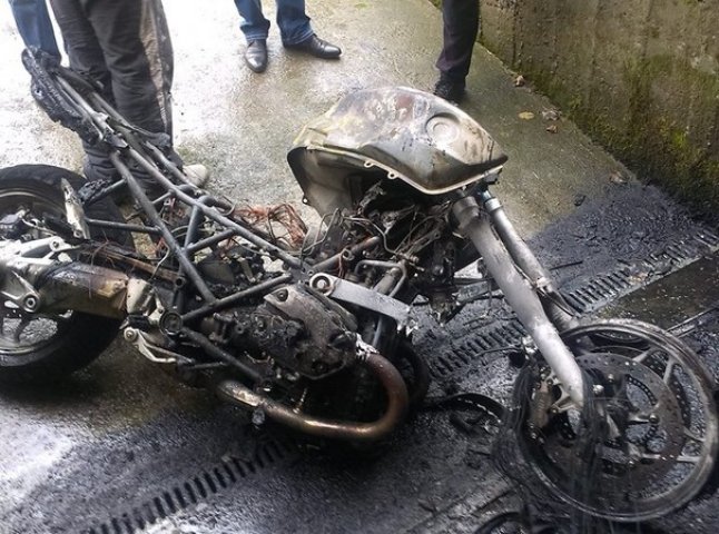 У Виноградові під час пожежі у гаражі згорів мотоцикл