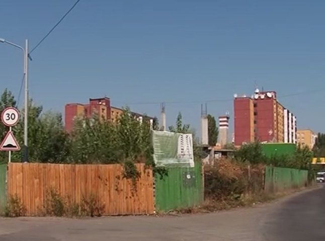 Замість новенької багатоповерхівки у середмісті Ужгорода – звалище сміття 