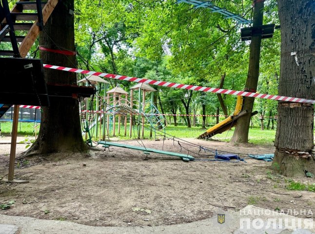 Роботу атракціонів у Боздоському та Підзамковому парках в Ужгороді призупинили
