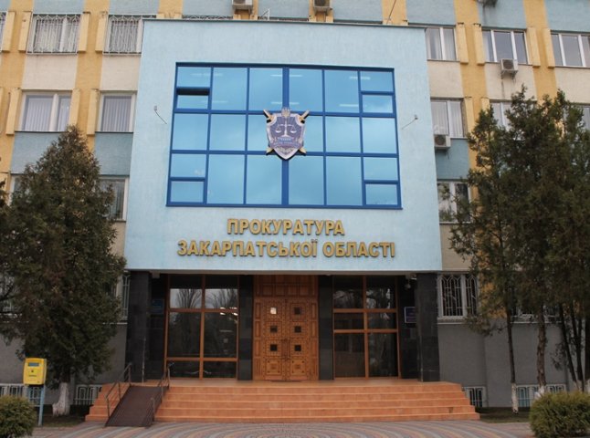 Біля обласної прокуратури шукають вибухівку