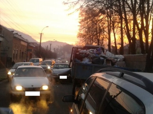 У Виноградові сталась ДТП: автомобіль не розминувся з трактором-сміттєвозом