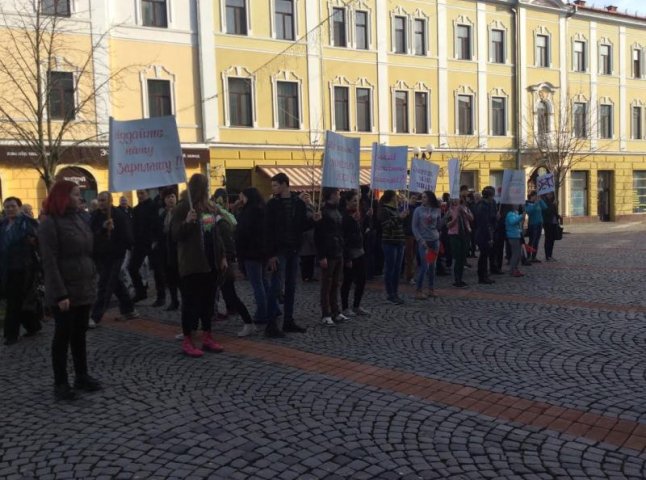 У центрі Мукачева вигукують "Палачінту нам не треба" та "Ганьба". Протестувальники вимагають зустрічі із Балогою