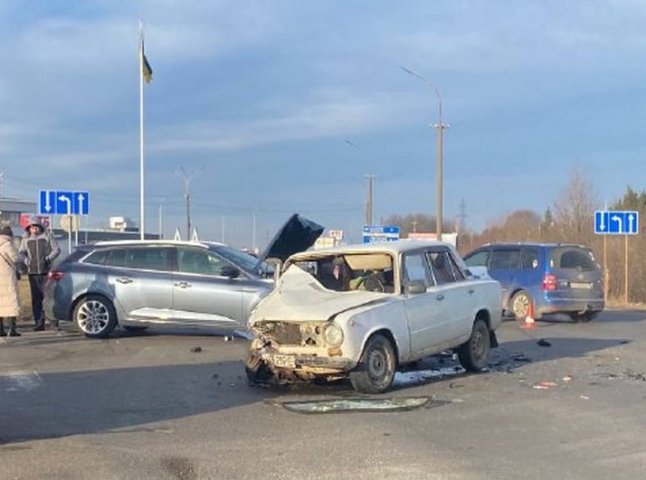 Ранкова автотроща в Мукачеві: два легковика не змогли розминутися