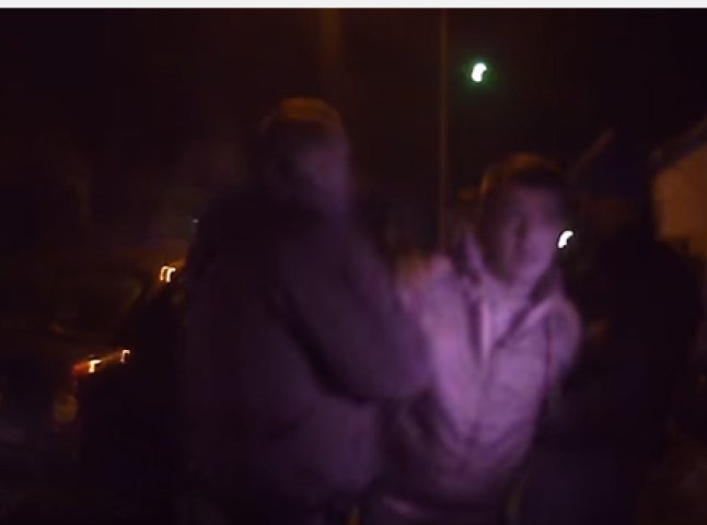 Опубліковане відео, як у першу ніч патрулювання нова поліція Ужгорода затримала п’яного водія