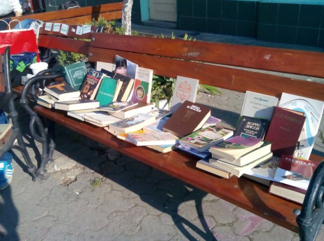 Ужгородці книгами допомагають українській армії (ФОТО)