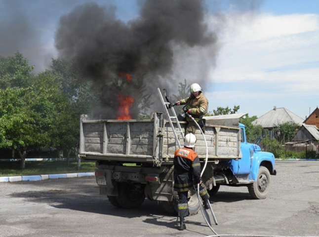 Сьогодні в Ужгороді пожежники тренувалися гасити вогонь на АЗС