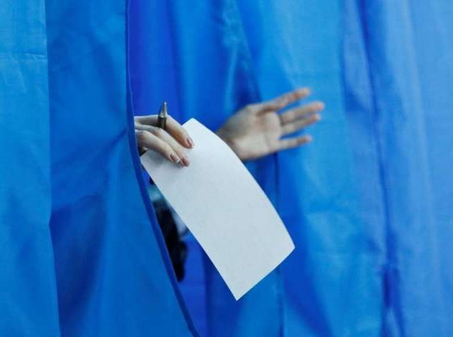 У кількох виборців на Перечинщині зафіксували підвищену температуру, в однієї жінки – 38,6