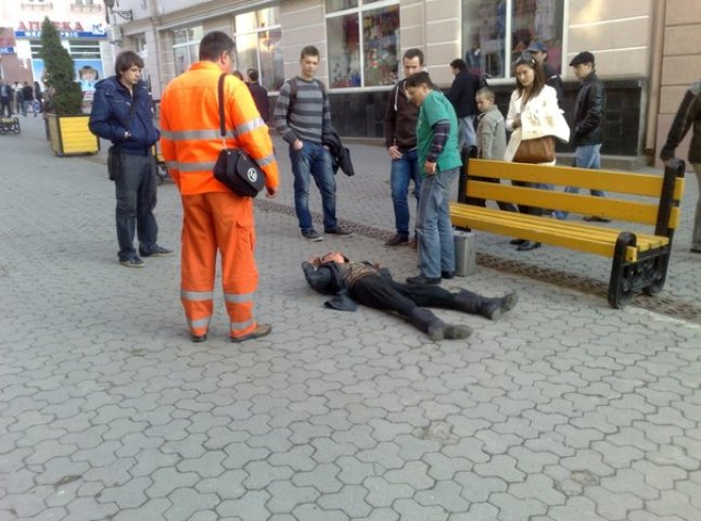 В центрі Ужгорода дві години кричала окривавлена жінка, але ніхто їй не допоміг