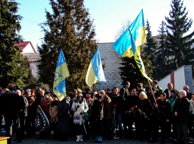 Сотні людей прийшли попрощатись із загиблим у зоні АТО жителем Хуста