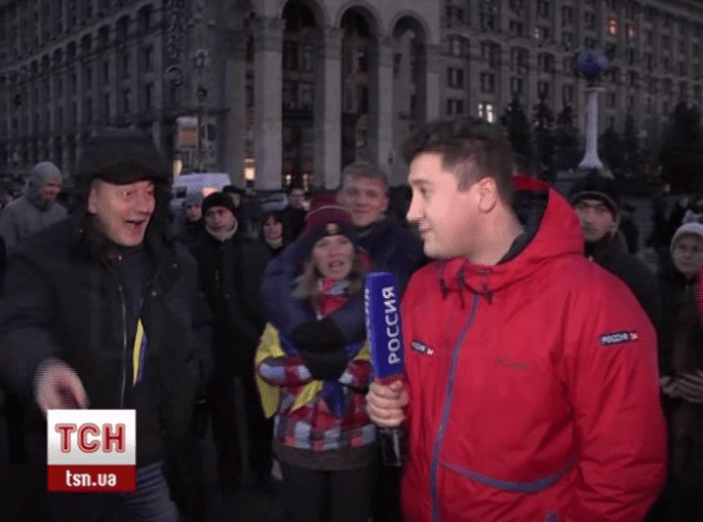 Учасники Євромайдану вимагали від журналіста телеканалу "Россия" говорити правду (ВІДЕО)