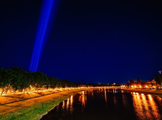 В Ужгороді та по цілій Україні в небо направили сотні променів світла: пояснюємо, що це за акція