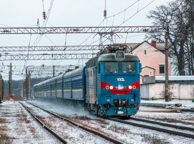 До потягів, що курсують на Закарпаття, додали більше вагонів