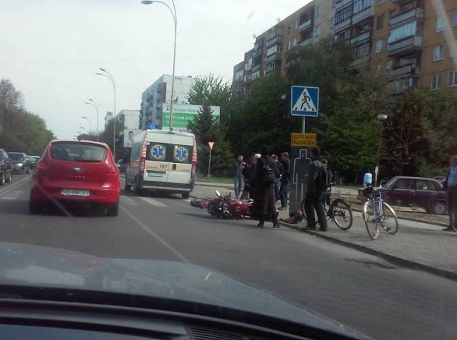 ДТП в Ужгороді: мотоцикліст врізався в іномарку
